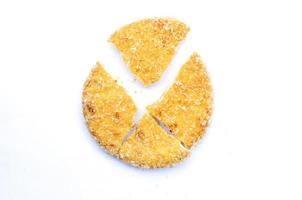 Camembert avec un biscuit rond craquelins isolé sur fond blanc photo