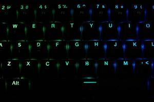 clavier de jeu rvb sur fond sombre photo