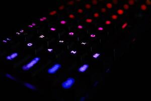 clavier de jeu rvb sur fond sombre photo