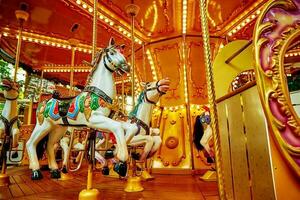 cheval carrousel à amusement parc photo