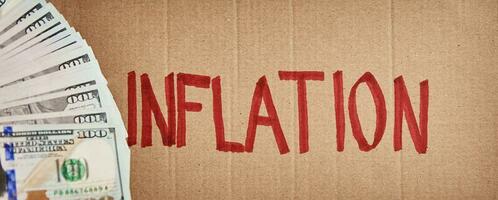 monde inflation concept. papier carton avec mot inflation et USD billets de banque photo