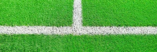 vert herbe sur sport champ avec blanc ligne photo