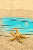 Orange étoile de mer sur bleu rustique nautique en bois jetée planches. été, mer Contexte. concept de voyage, vacances. vertical. copie espace photo