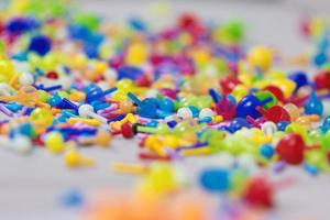 jouets en plastique colorés et jeu de société épinglant photo
