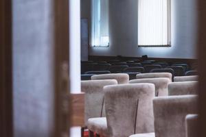 salle de conférence vide se préparant à une présentation commerciale photo