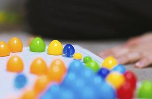 enfant jouant à un jeu de société d'épinglage photo