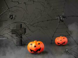 Halloween. citrouille jack dans le cimetière, avec les araignées sur le la toile dans une effrayant endroit à nuit photo