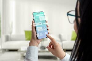 utilisateur interface et expérience concept app sur intelligent téléphone dans femme mains. nettoyer conception avec en volant app modules concept photo