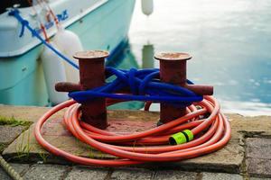 Corde d'amarrage de navire bleu sur un arrière-plan flou photo