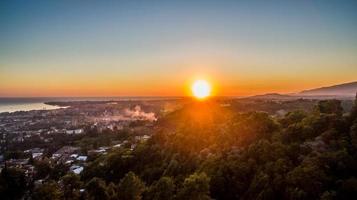 vue aérienne du paysage urbain au coucher du soleil photo