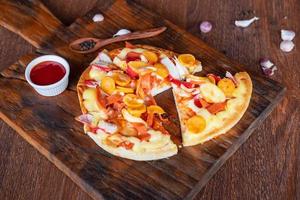 pizza à pain plat sur planche à pizza en bois