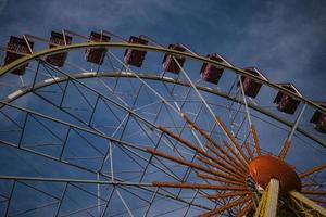 grande roue dans un parc de nuit Wallpaper photo