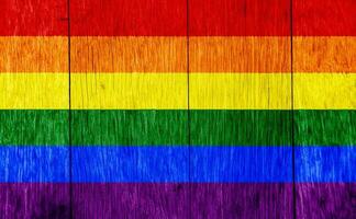drapeau de le lgbt communauté sur le Contexte de le en bois texture de le planches. arc en ciel gay culture symbole. concept collage. photo