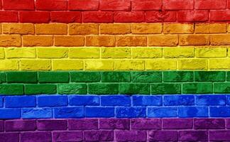 drapeau de le lgbt communauté sur le Contexte de une pierre mur. arc en ciel symbole de gay culture. concept collage. illustration symbole de fierté. photo