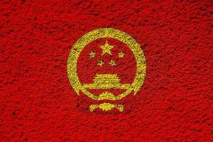 drapeau et manteau de bras de le les gens république de Chine sur une texturé Contexte. concept collage. photo