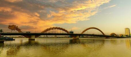 dragon pont avec han rivière dans da nang ville. point de repère et populaire pour touristique attraction. vietnam et sud-est Asie Voyage concept photo