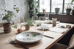 table ensemble pour le déjeuner ou dîner dans moderne restaurant avec vert les plantes et coutellerie, magnifique et décoré restaurant table avec plaque, ai généré photo