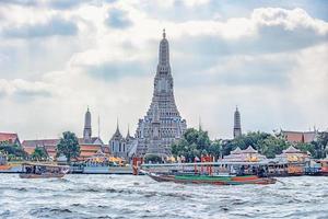 temple wat arun à bangkok en thaïlande photo