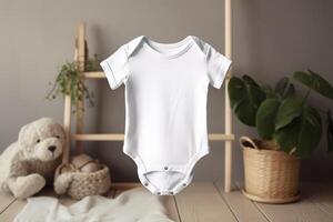 blanc bébé court manche le maillot de corps maquette dans minimal intérieur. Vide le sexe neutre nouveau née le maillot de corps moquer en haut modèle. ai généré image. photo