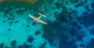 Haut vers le bas vue de blanc avion en volant plus de bleu mer, océan, voyage, vacances concept - ai généré image photo