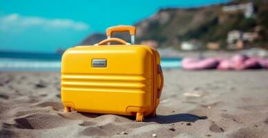 été Voyage et tourisme, Jaune valise sur une magnifique sablonneux plage. vacances Voyage - ai généré image photo