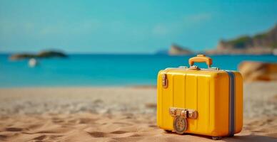 été Voyage et tourisme, Jaune valise sur une magnifique sablonneux plage. vacances Voyage - ai généré image photo