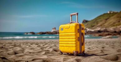 été Voyage et tourisme, Jaune valise sur une magnifique sablonneux plage. vacances Voyage - ai généré image photo