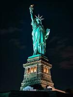 statue de liberté à nuit dans Nouveau york ville. Etats-Unis. génératif ai photo