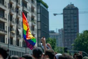 le coloré fierté parade dans Milan avec content gens et à l'amour librement photo