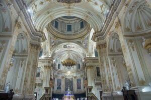 Colonnes avec dôme à l'intérieur de sant'alessandro cathédrale dans plus haut ville citta alta dans Bergame photo