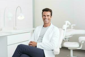 caucasien homme dentiste souriant tandis que permanent dans dentaire clinique, ai génératif photo