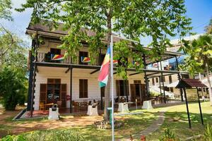 mahe les Seychelles 25.06.2023 à l'extérieur le nationale histoire musée. les Seychelles drapeaux affiché sur le bâtiment pour fête le nationale et indépendance jour, mahe les Seychelles photo