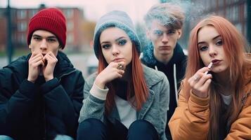 groupe de Jeune les adolescents gens fumeur cigarettes dans le ville. Extérieur mode de vie portrait. génératif ai. photo