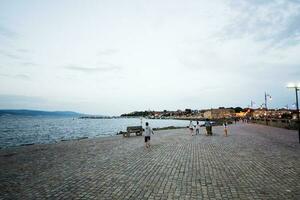 gens sur le promenade dans nessebar, Bulgarie. photo