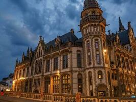 le ville de gentil dans Belgique à nuit photo