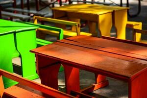 coloré bancs dans le école photo