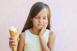 fille a une mal aux dents de du froid la glace crème. photo