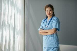 portrait de femelle asiatique médecin permanent dans sa Bureau à clinique. photo