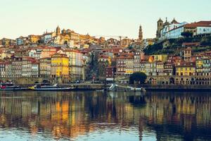 Place Ribeira à Porto par le fleuve Douro au Portugal