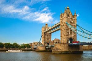 Tower Bridge par la Tamise à Londres, Angleterre, Royaume-Uni photo