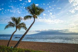paysage à la plage de kaanapali sur l'île de maui, hawaii, états-unis photo