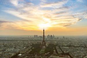 paysage urbain de paris au crépuscule avec la tour eiffel en france
