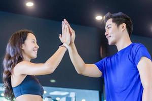 deux jeunes sourient se détendre après s'être entraînés dans la salle de sport photo