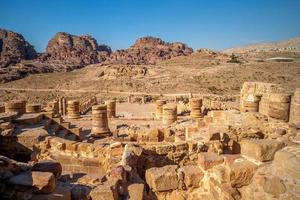 le grand temple de petra en jordanie