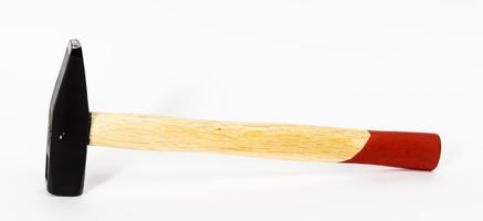 photo réaliste et nette d'un marteau à poignée en bois
