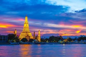Wat Arun par la rivière Chao Phraya à Bangkok, Thaïlande