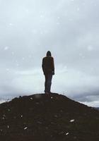 homme trekking dans la montagne en hiver photo