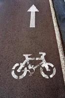 signal routier de vélo dans la rue photo