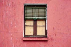 fenêtre sur la façade rouge de la maison photo