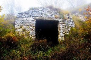 ferme abandonnée et brouillard photo